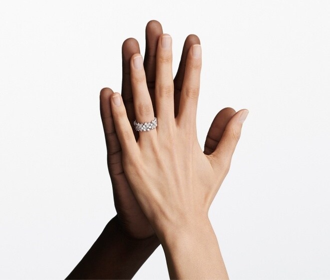 Declare your love <br>with a Cartier solitaire